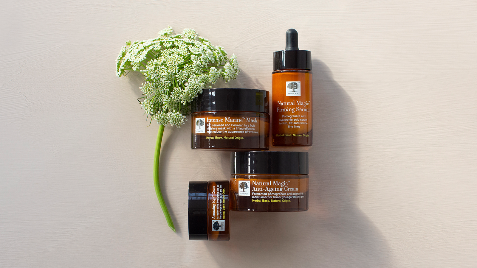 Drėkinta oda yra graži 30 „New Nordic Natural Magic™“ linijos produktai padeda išlaikyti sveiką odą ir natūralų grožį.