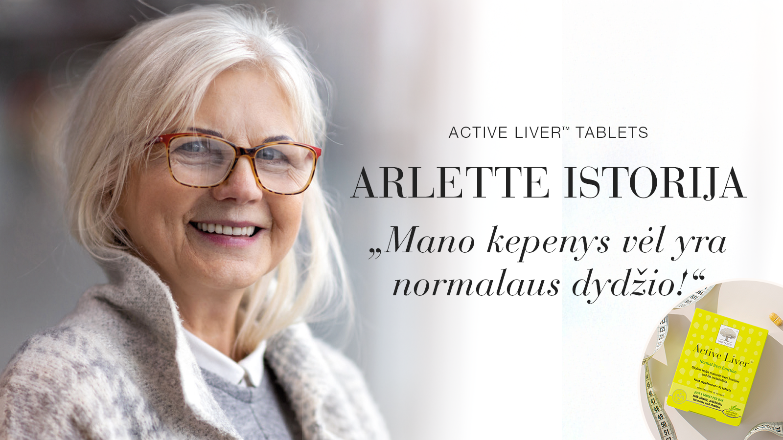 Active Liver™: Mano kelias į geresnę savijautą 30 Šypsosi pagyvenusi moteris su akiniais; šalia pateiktas tekstas apie jos patirtį vartojant „Active Liver™“ tabletes, o kampe matoma produkto pakuotė.