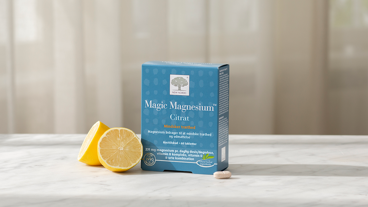 Atraskite naująjį Magic Magnesium™ Citrate iš New Nordic 25 „New Nordic Magic“ magnio citrato pakuotė su citrinomis ir tabletė ant šviesaus fono.