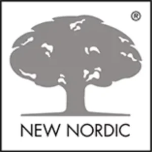 „New Nordic“ logotipas su sidabrinio medžio simboliu.