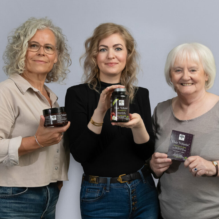 Moterų diskusijų panelė, rankose laikanti įvairius „Hair Volume™“ produktus.