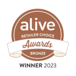 „Alive Retailer Choice Awards“ bronzos medalis su apvaliu rudu dizainu, kaspinu ir užrašu „Winner 2023“.