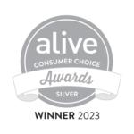 „Alive Retailer Choice Awards“ bronzos laimėtojo ženklelis su apvaliu rudu dizainu, kaspinu ir užrašu „Winner 2023“.