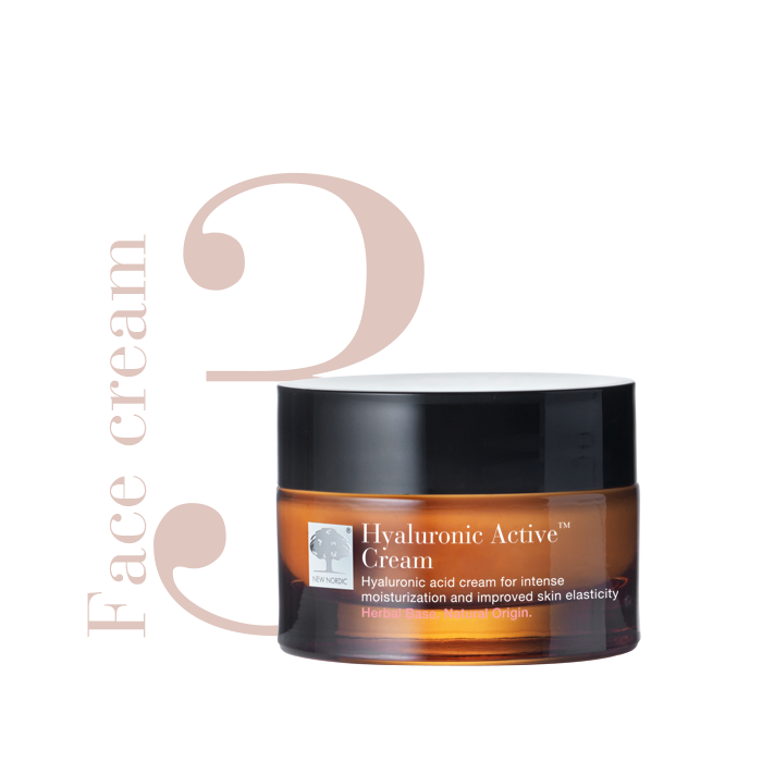 3 etapas. „Hyaluronic Active™“ akių kremas, nurodytas kaip trečiasis odos priežiūros rutinos etapas.