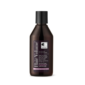 Šampūnas „New Nordic Hair Volume™“ su obuolių ekstraktu ir hidrolizuotais ryžių baltymais padeda išlaikyti plaukų apimtį ir blizgesį.