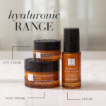 „Hyaluronic Active™“ serija, kurią sudaro akių kremas, veido kremas ir serumas, pateikiama kartu su vandens lašeliais, simbolizuojančiais intensyvų drėkinimą.