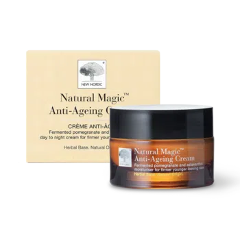 „New Nordic Natural Magic™“ kremas nuo senėjimo padeda sumažinti raukšlių matomumą, taip pat drėkina, stangrina, išlygina odą ir suteikia jai spindesio. Sudėtyje yra granatų, astaksantino ir saulėgrąžų aliejaus.