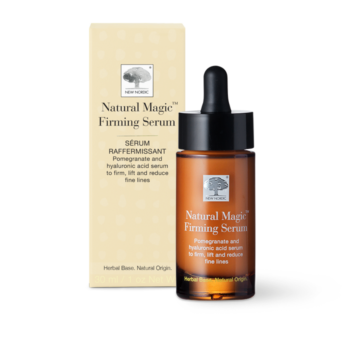 „New Nordic Natural Magic™“ odą stangrinantis serumas padeda stangrinti ir pakelti odą bei sumažinti smulkių raukšlelių matomumą. Jo sudėtyje yra granatų, hialurono rūgšties ir šaltalankių.