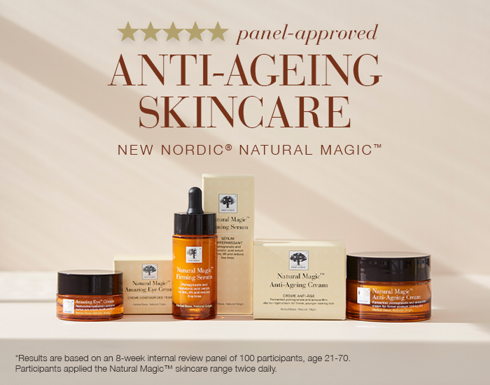 „Natural Magic™“ senėjimo prevencijos produktų asortimentas, pateiktas su užrašu „Komisijos patvirtinta senėjimo prevencijos odos priežiūros priemonė“.
