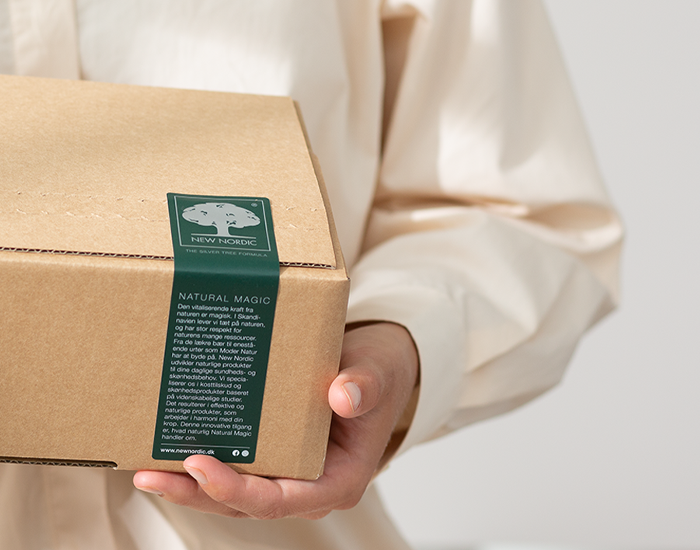 Asmuo, turintis „New Nordic“ paketą.