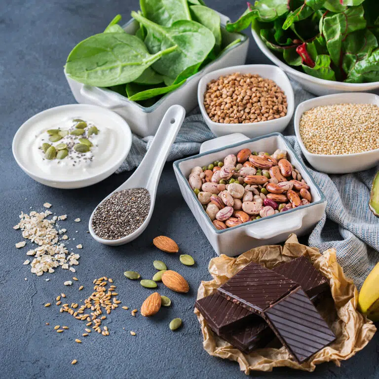 Kartu pateikiami įvairūs natūralūs ingredientai.