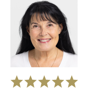 Natural Magic™ Anti-ageing Cream 11 Šypsosi moteris, po kuria pavaizduotos penkios žvaigždės.