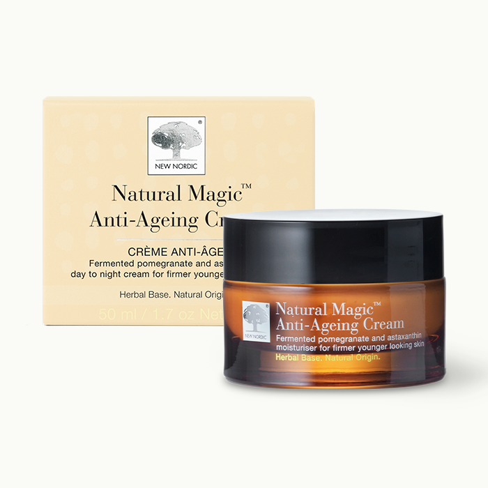 w_NaturalMagicAntiAgeingCream_Front_INT_Tile1 „Natural Magic™“ odos senėjimo prevencijos kremo pakuotės priekinė pusė.