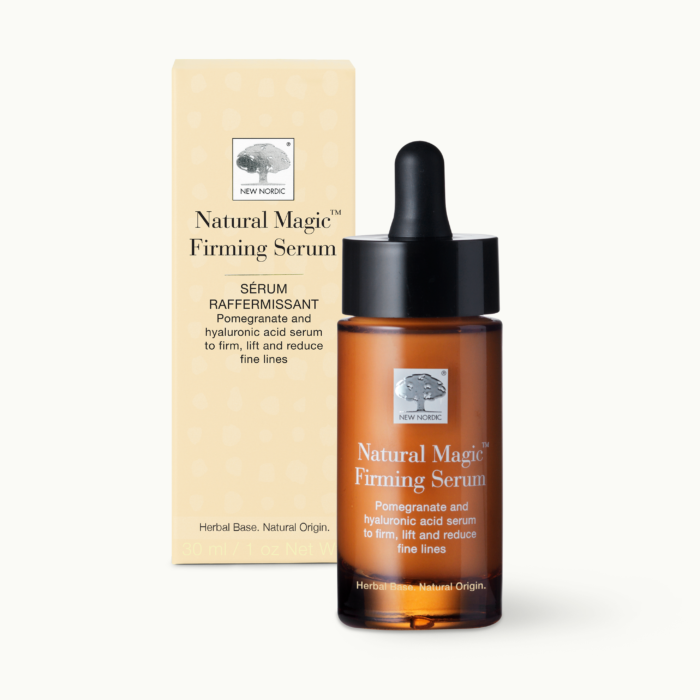 „Natural Magic™“ stangrinančio serumo pakuotės priekinė pusė.