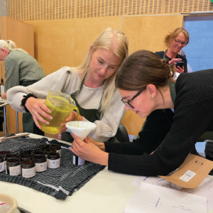 Herbal Schools 34 Dvi moterys, dalyvaujančios vaistažolių mokyklos renginyje, eksperimentuoja su vaistažolėmis, mokosi apie augalus ir su jais dirba.