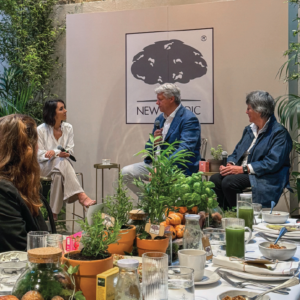 Herbal Schools 11 Pranešėjai, skaitantys pranešimus „New Nordic“ žolelių mokyklos renginyje