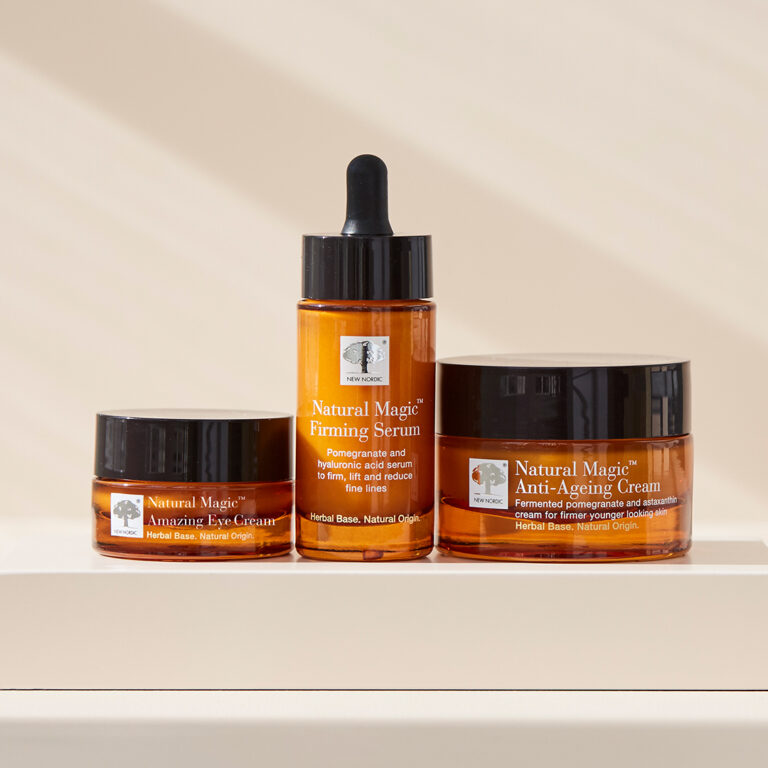 „Natural Magic“ odos priežiūros produktų linija eksponuojama ant podiumo.