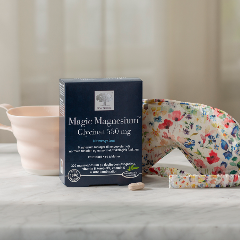 „New Nordic Magic“ magnio glicinatas, 550 mg pakuotė, šalia puodelių, miego kaukės ir tablečių.