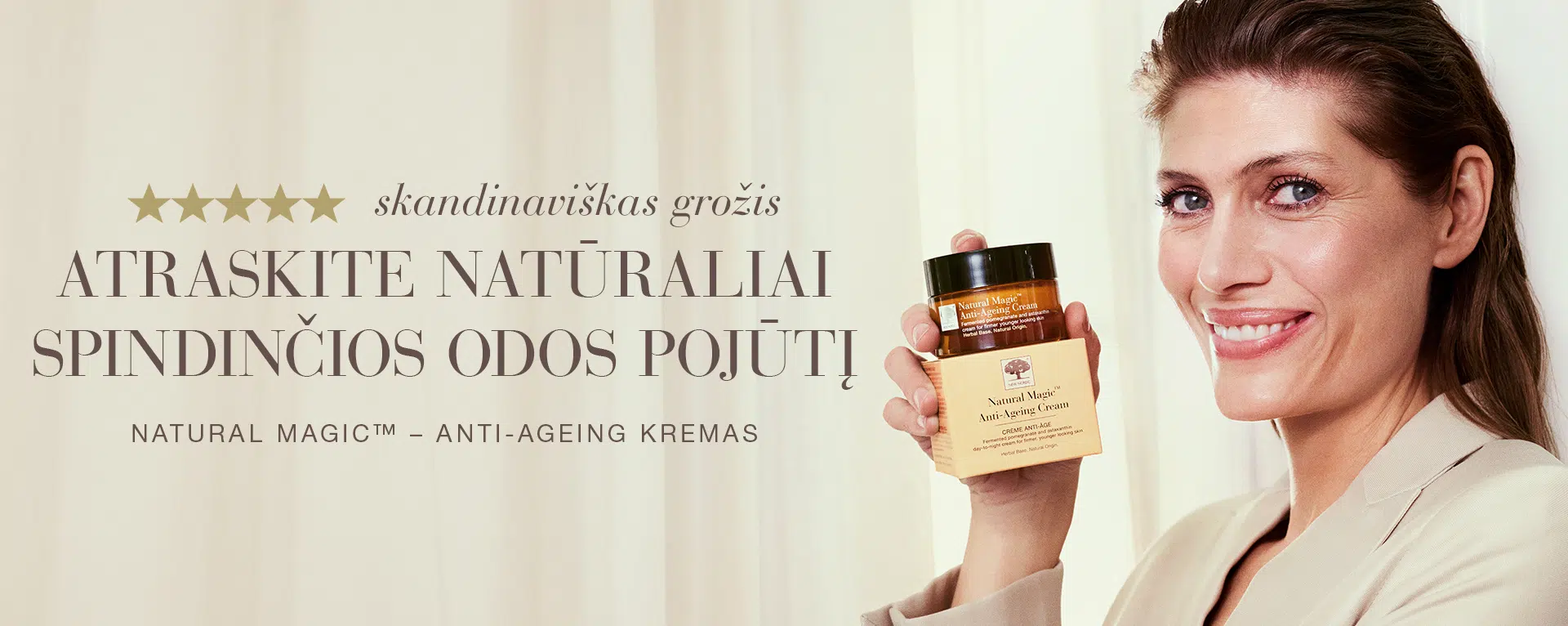 Moteris laiko New Nordic Natural Magic™ Anti-Ageing Cream, pristatomą kaip natūraliai spindinčios odos priežiūrą.
